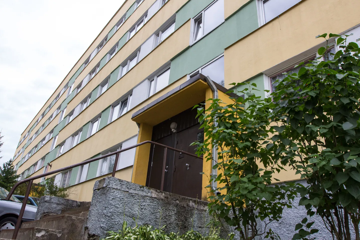 Valgas Pärna puiesteel asuv maja, kus leiti vägivallatunnustega Indreku surnukeha, mis saadeti kohtuarstlikule lahangule. Lahang peaks selgitama välja noore mehe surma põhjuse.