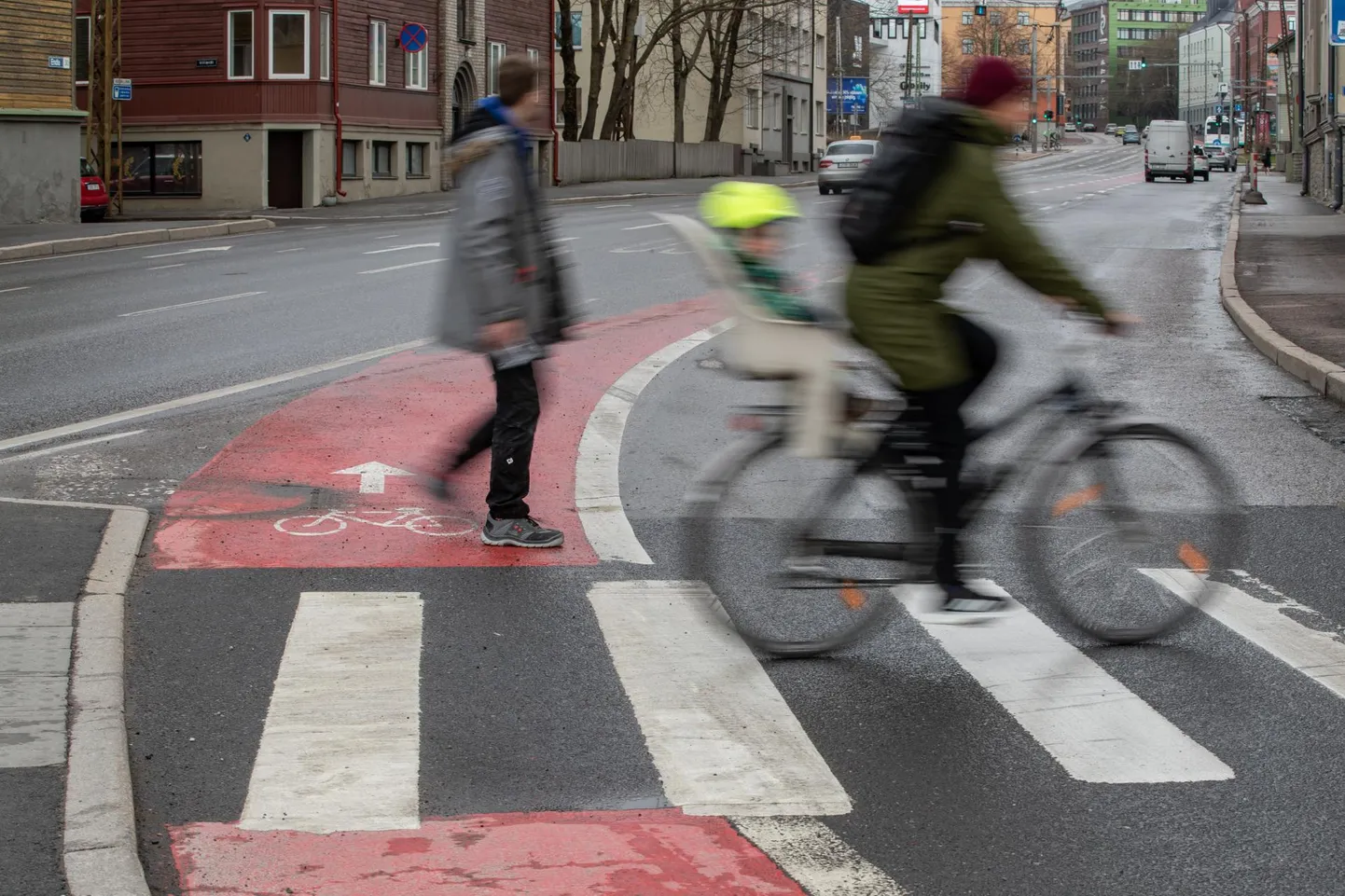 Endla tänav enne Suur-Ameerika tänava algust saab nii punase värvkatte kui ka füüsilised eraldajad, sest tegemist on jalgratturite jaoks väga ohtliku kohaga.

 