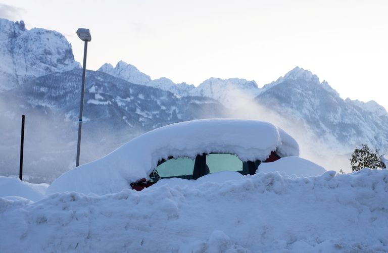 Lumega kaetud auto Austrias Iselsbergis.