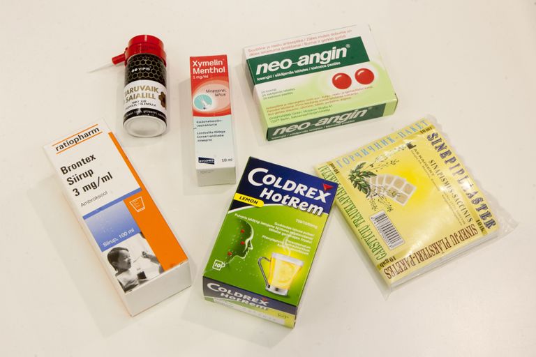 Популярные лекарства в сезон вирусов и гриппа, в том числе и назальный спрей Xymelin. Cнимок иллюстративный.
