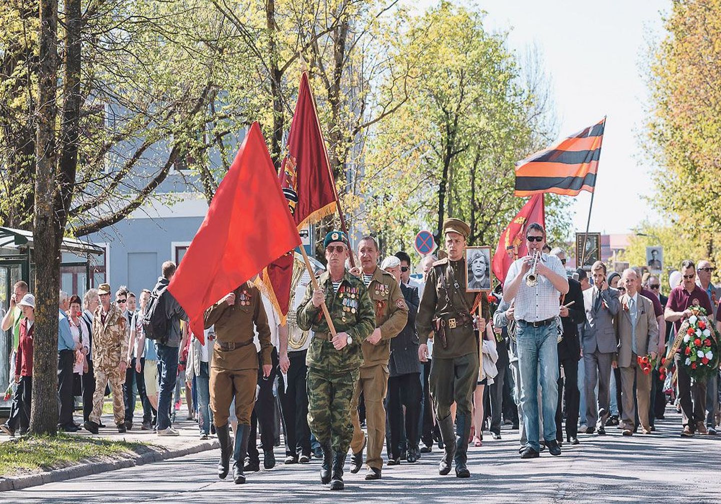 Вчера в Нарве сотни горожан прошли в торжественном шествии к памятнику павшим воинам.