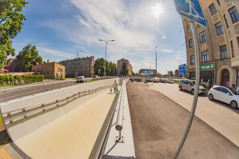 Pārbūvētais gājēju un velobraucēju tunelis zem Salu tilta
