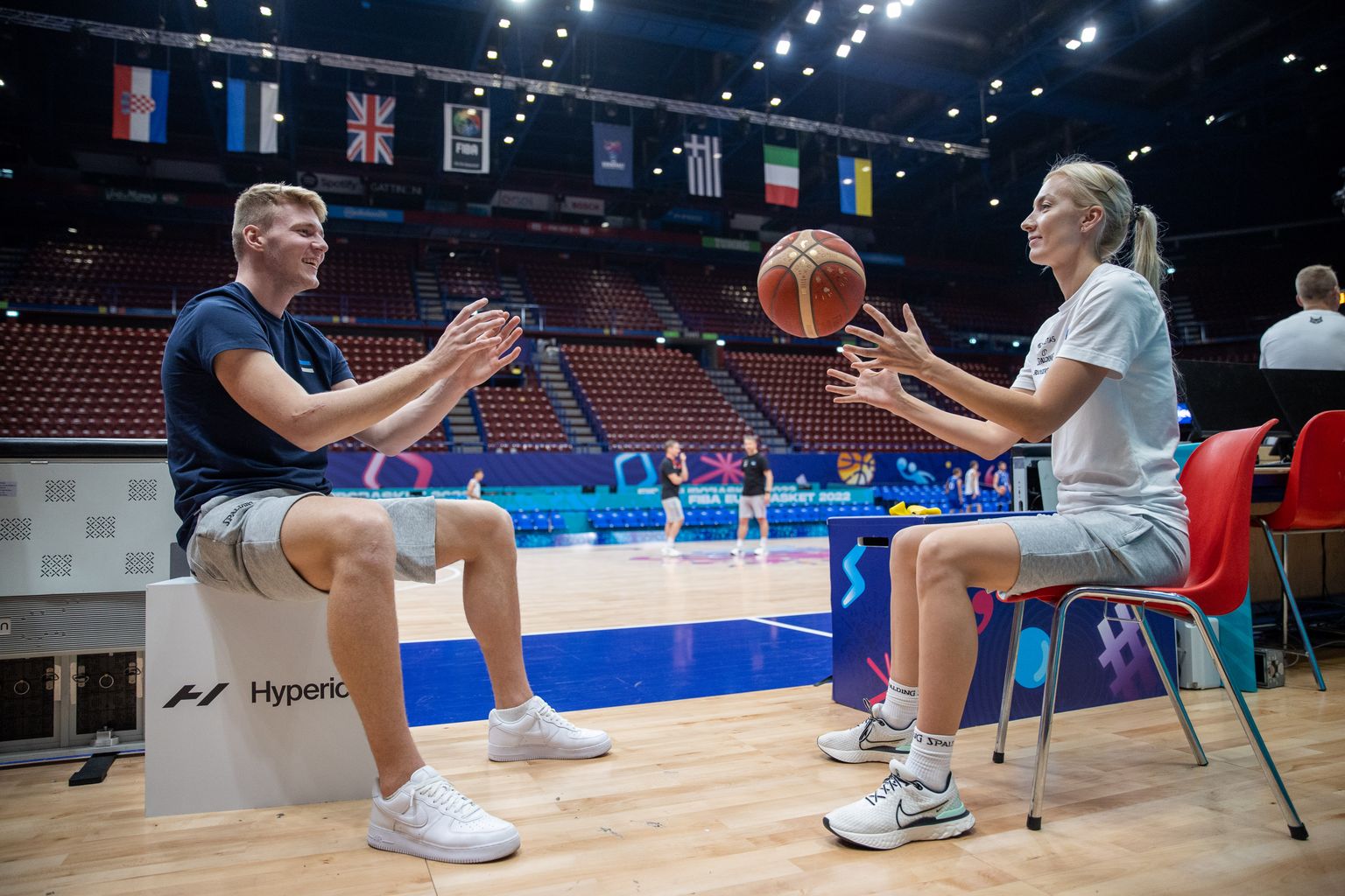 Kaspar Treier kuu aega tagasi Milanos EMi aegu harjutamas koos Eesti koondise füsioterapeudi Riina Riisikuga.