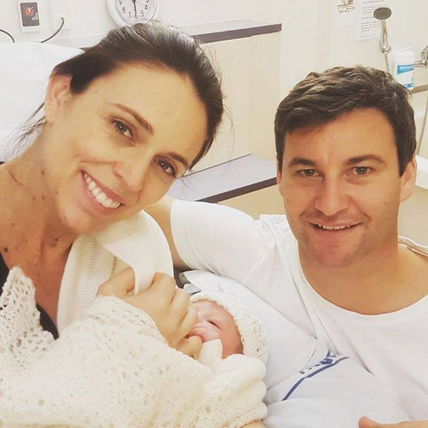 Uus-Meremaa peaminister Jacinda Ardern haiglas koos elukaaslase Clarke Gayfordi ja vastsündinud tütrega.