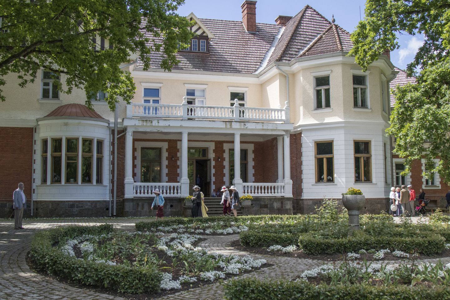 Enamik filmi «Maria lapsed» kaadreid võetakse üles Olustvere mõisas ja selle ümbruses.
