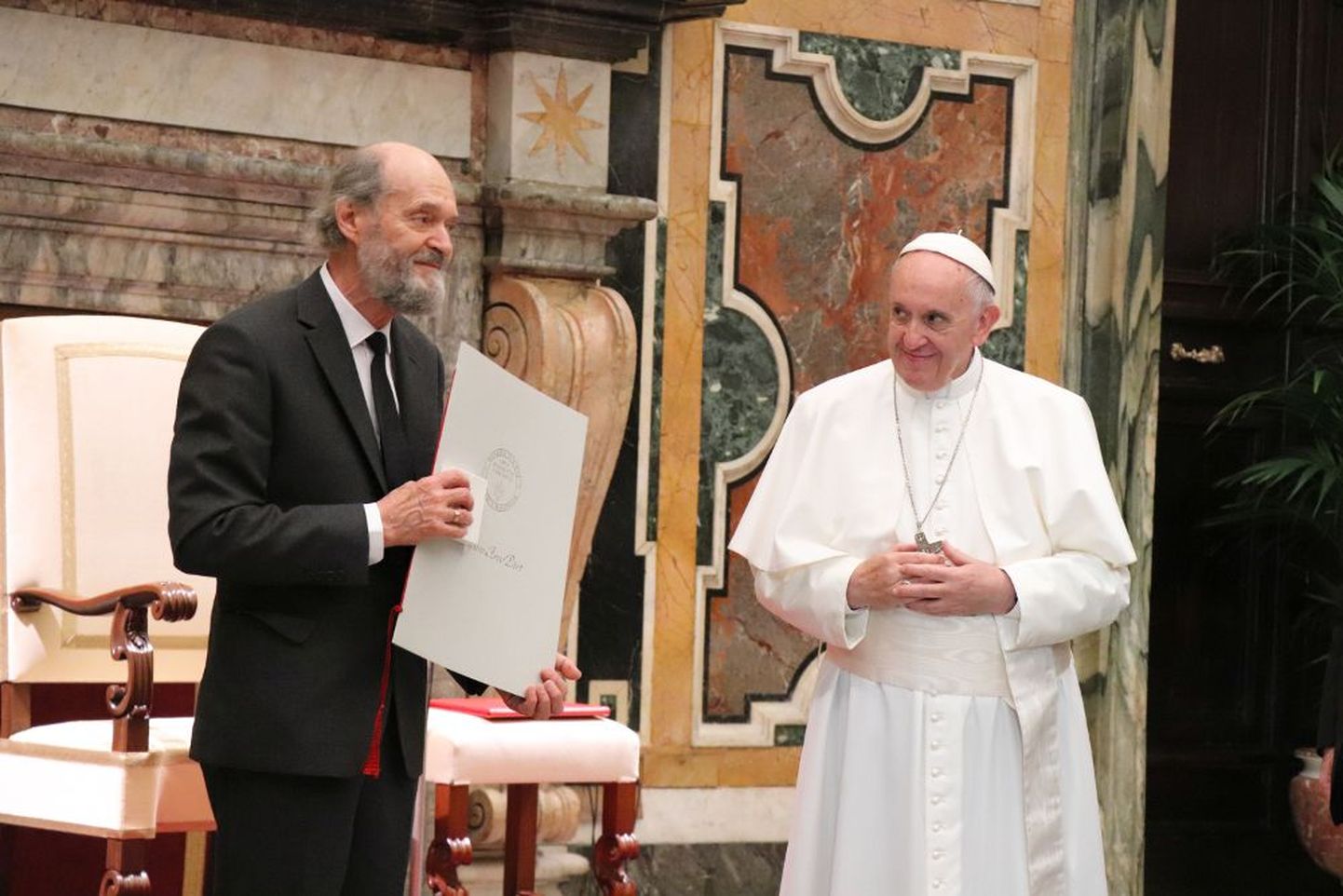 Paavst Franciscus andis helilooja Arvo Pärdile üle Ratzingeri preemia.