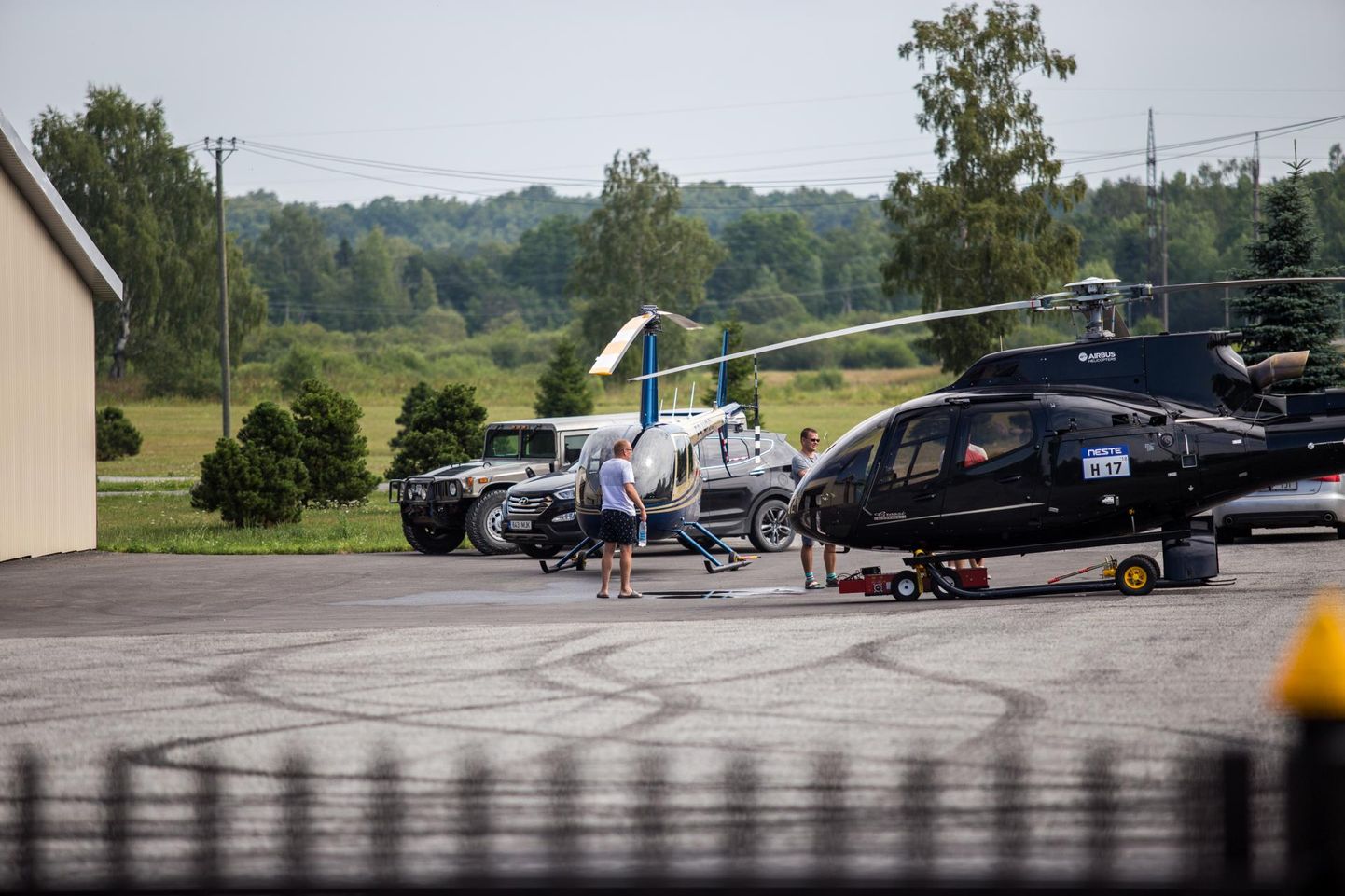 OG Elektra helikopterid Euro­copter EC 130 ja Robinson 44 (vasakul).