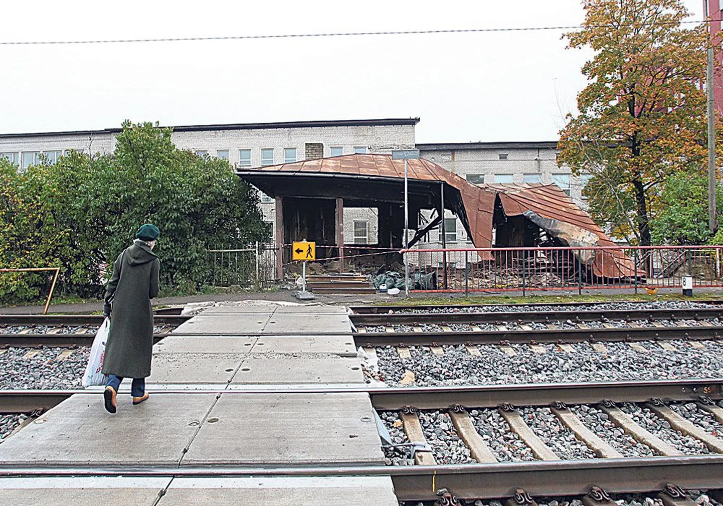 Руины здания железнодорожной станции Тонди в Таллинне частично уже снесены.