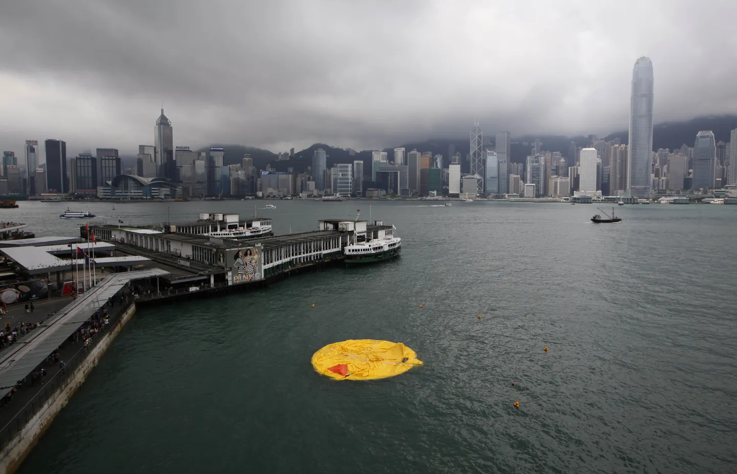 Путешествующий по миру гигантский надувной утенок в Гонконге превратился в плоский блин на воде.