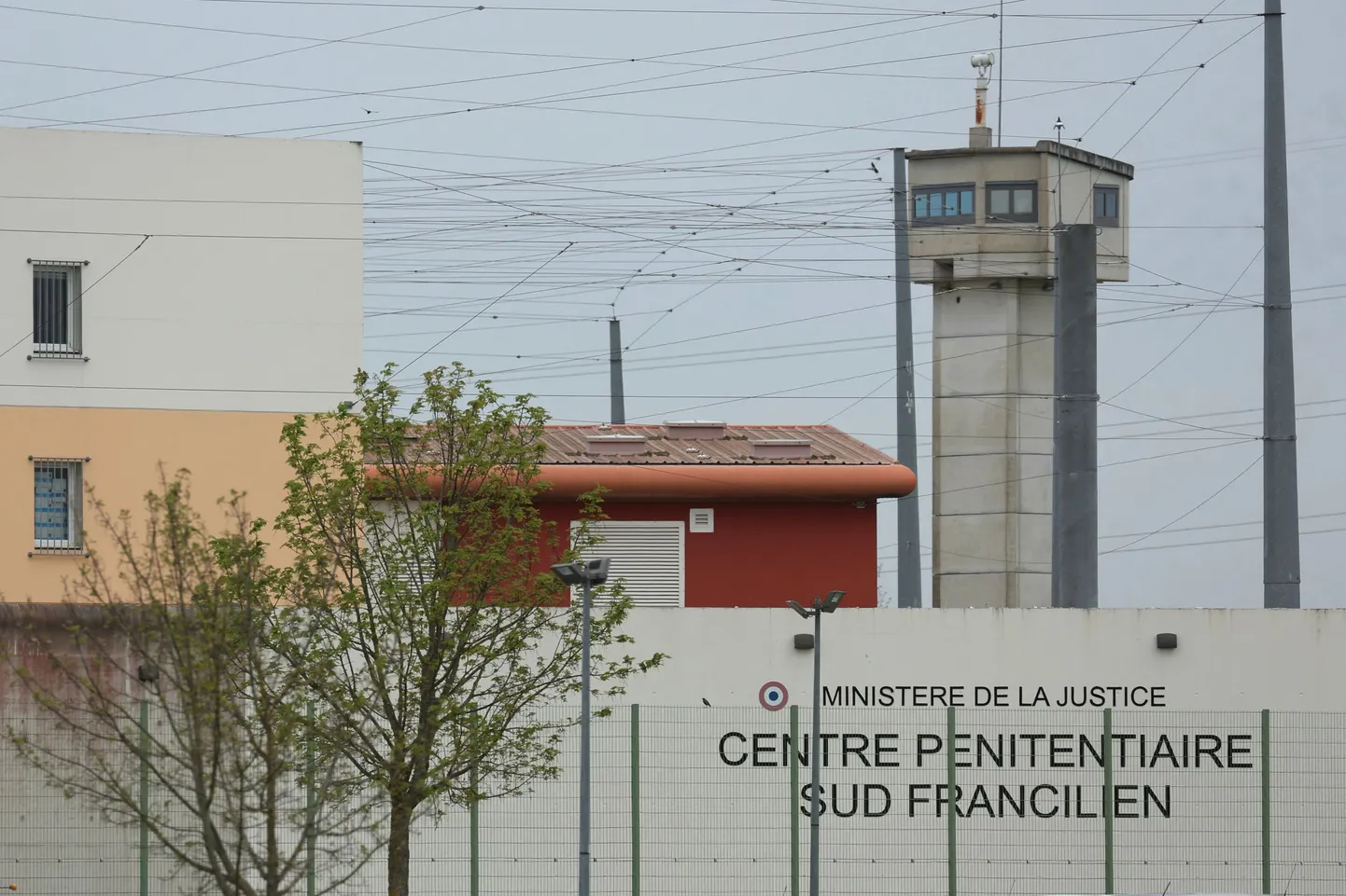 Pariisist umbes 50 kilomeetri kaugusel asuv Sud-Francilieni vangla, mis on üks mitmest tänavuses rünnakute laines tabamuse saanud Prantsuse kinnipidamisasutustest. 16. aprill 2025.