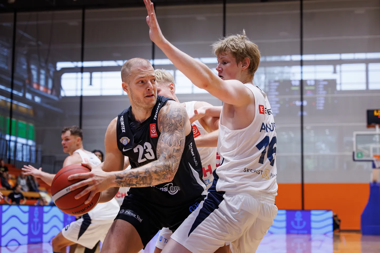 Palliga Pärnu Sadama ääremängija Ivo Van Tamm, keda proovib takistada TalTech/Alexela ridades palliv Rasmus Andre. Eesti-Läti ühisliiga sõelmängudel ei osale tänavu kumbki, sest Eesti klubidest jõudsid kaheksa parema sekka üksnes BC Kalev/Cramo ja Tartu Ülikool Maks & Moorits.