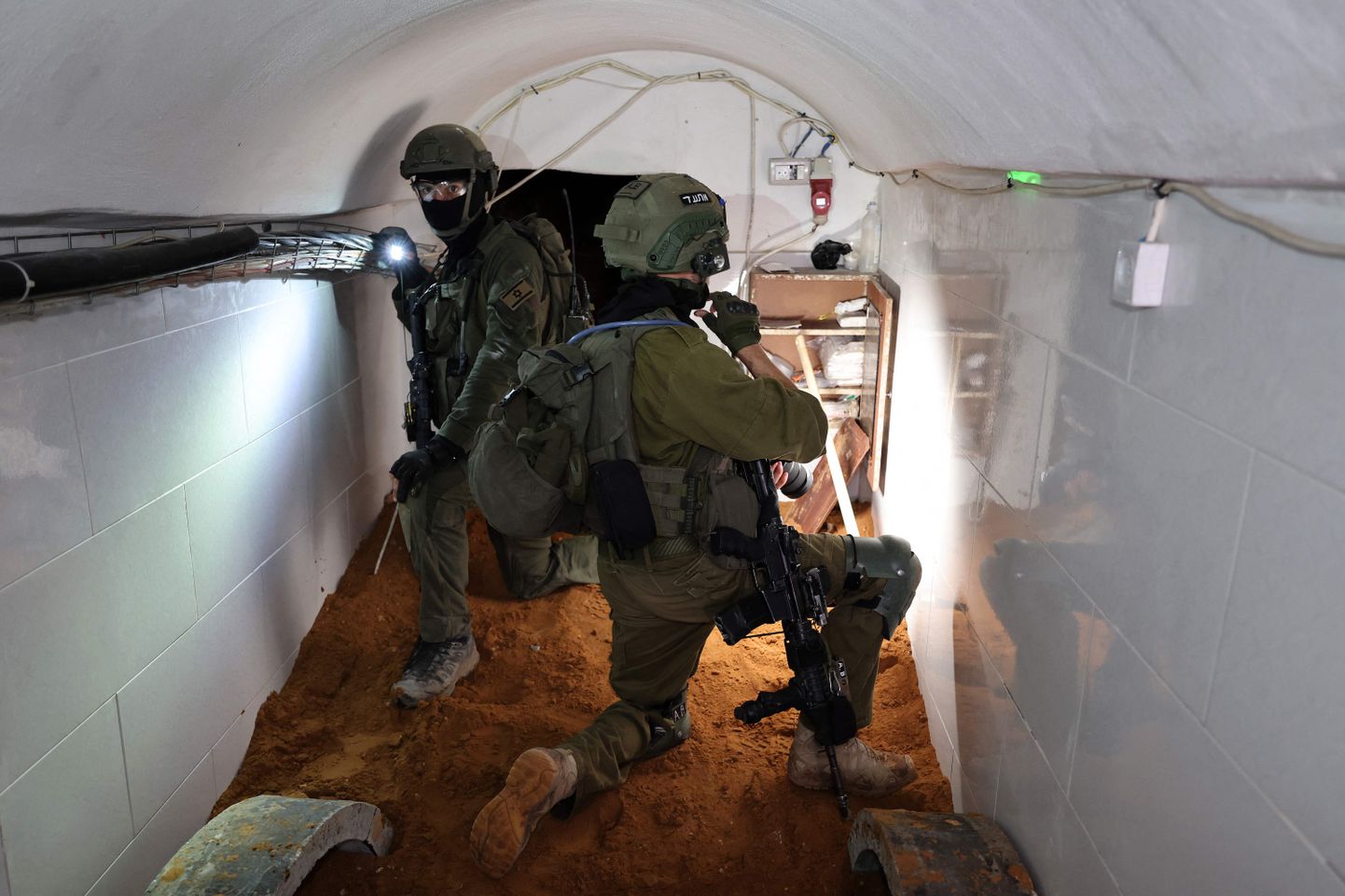 Iisraeli sõdurid ÜRO-le kuuluva UNRWA peakorteri alt avastatud tunnelis.
