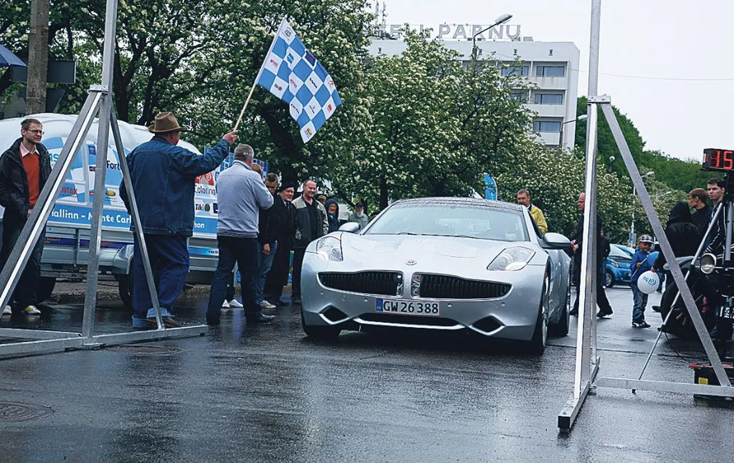 Nagu mullugi stardivad elektriautod sel esmaspäeval Riia suunas Pärnust Rüütli tänavalt.
