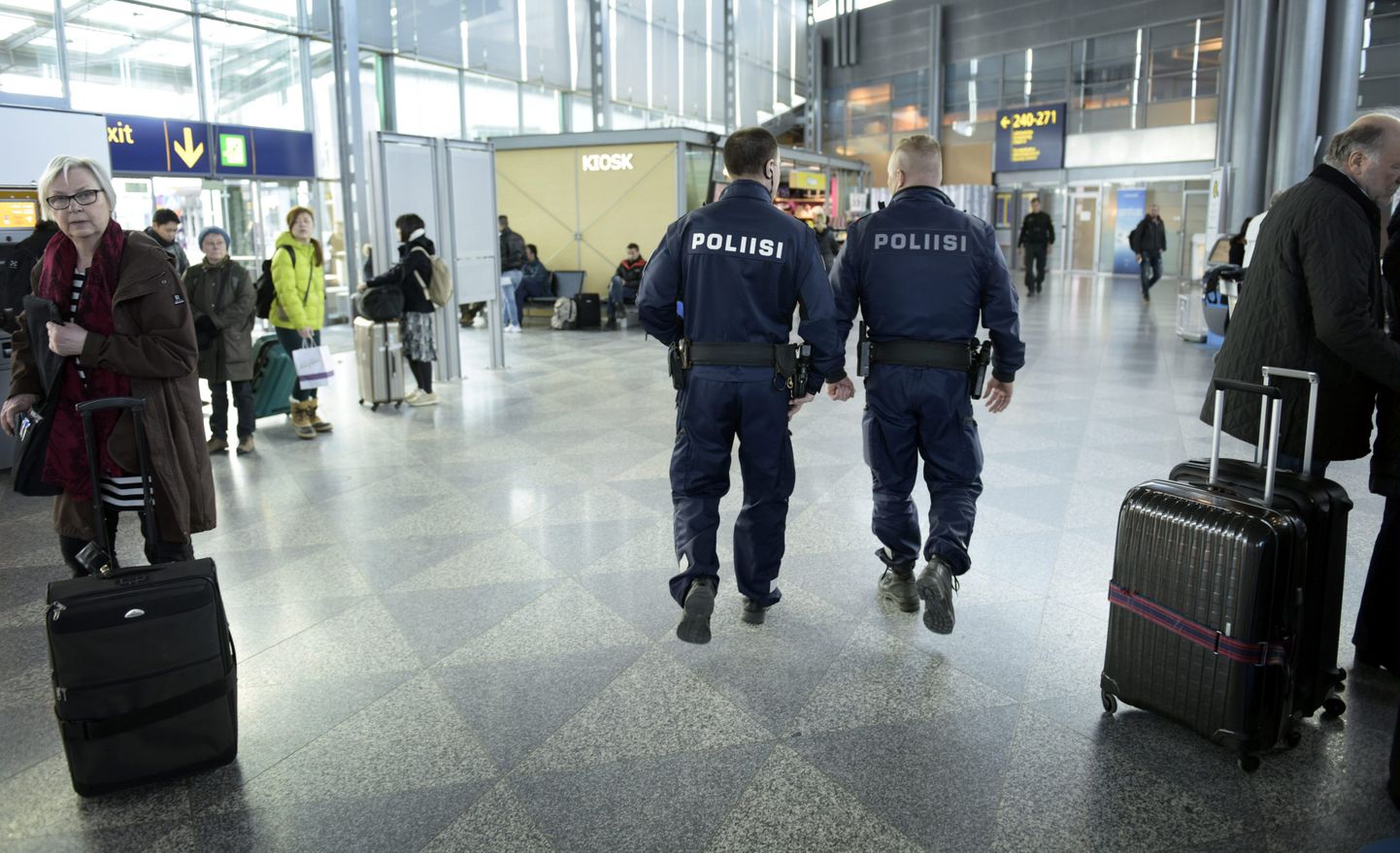 Soome politsei patrullimas Helsinki Vantaa lennujaamas Brüsseli plahvatuste järel