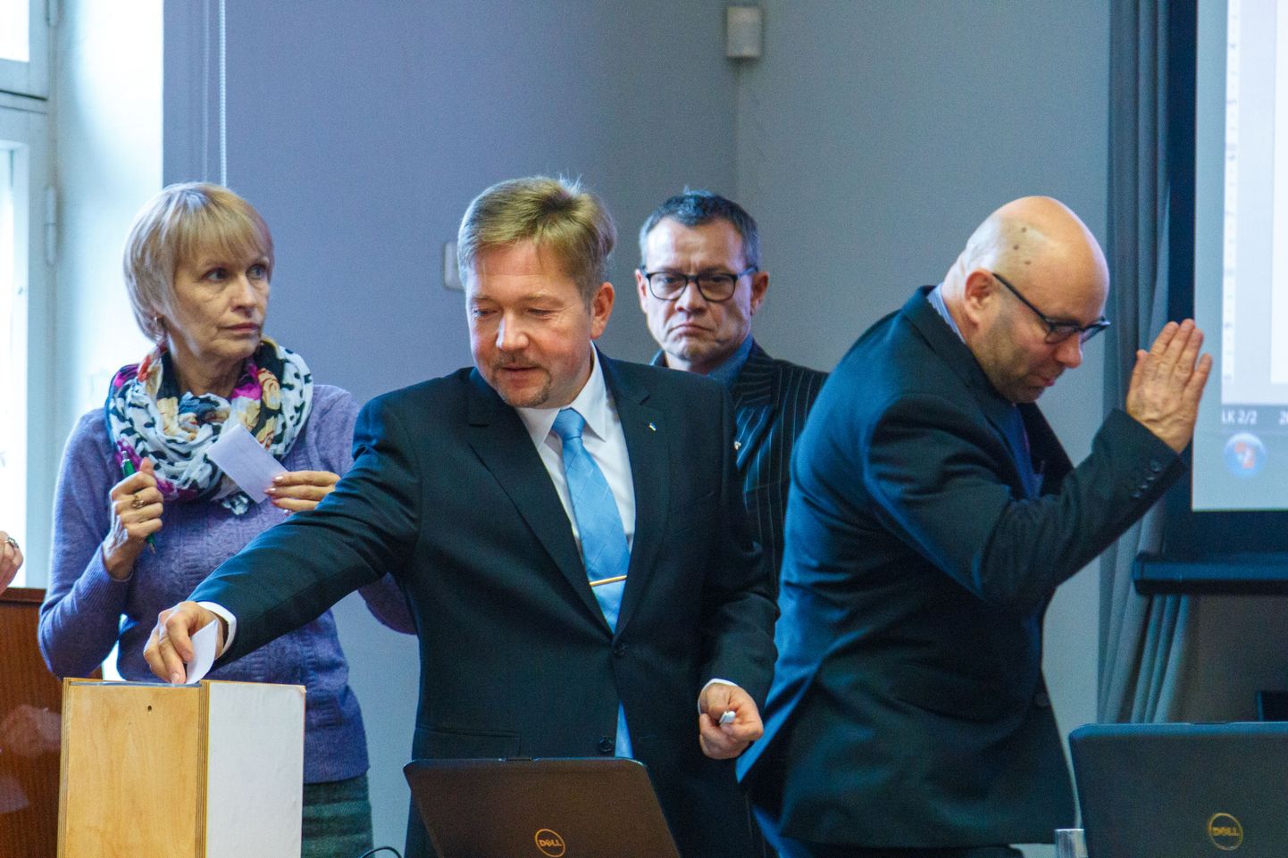 Pilt Otepää vallavolikogus on tehtud 2017. aasta oktoobris, kui toimus volikogu esimene istung pärast valimisi ning valiti volikogu esimeest ja aseesimeest. Pildil (vasakult) Irja Sõnum, Jaanus Barkala, Jaanus Raidal ja Kaido Tamberg.