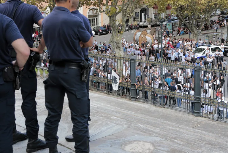 Protestiv rahvahulk eile Bastia kohtu ees. Foto: Scanpix