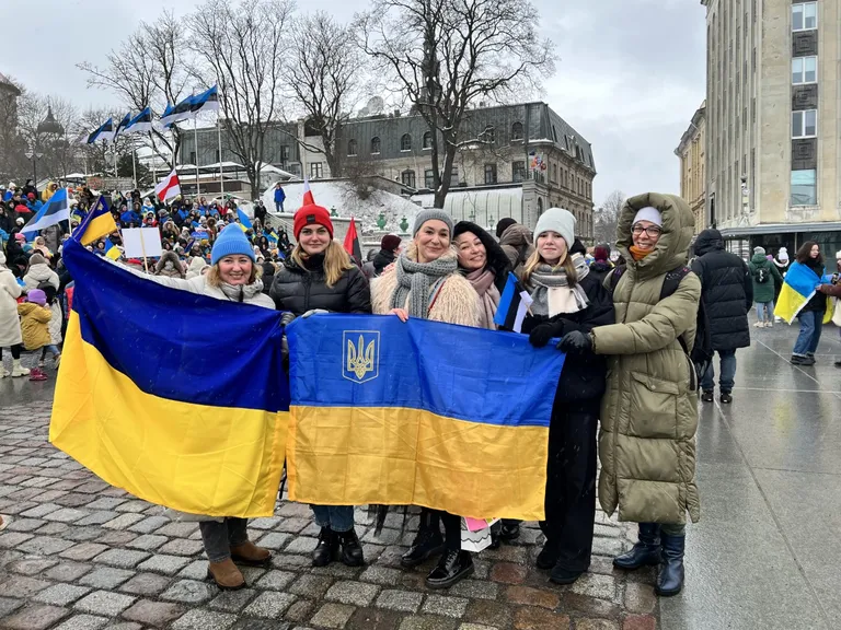Переехавшие после начала войны в Эстонию украинцы на площади Вабадузе в центре эстонской столицы.