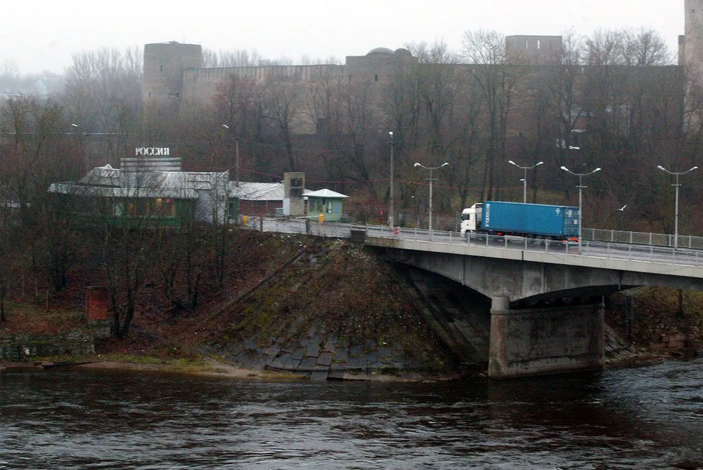Sild üle Narva jõe.