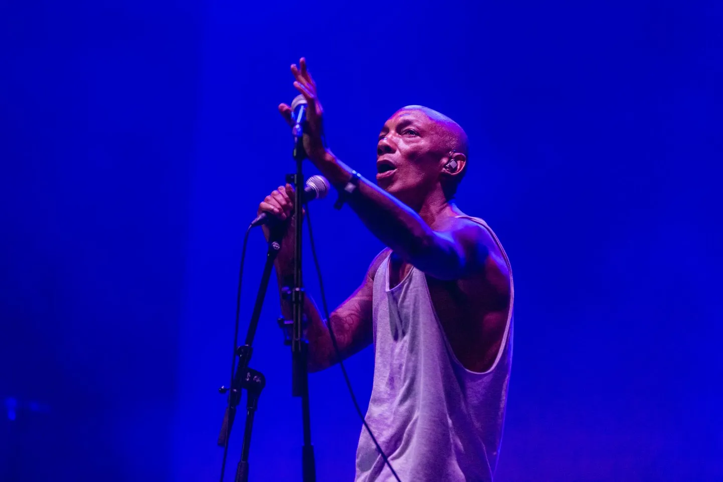 Popmuusika ajaloos on Tricky nähtus omaette. Ainuke, kellega teda laval mõneti võrrelda võiks, on ehk mustanahalise punkbändi Bad Brains laulja Paul D. Hudson noorena. Just punk-attitude neid kahte ühendabki.