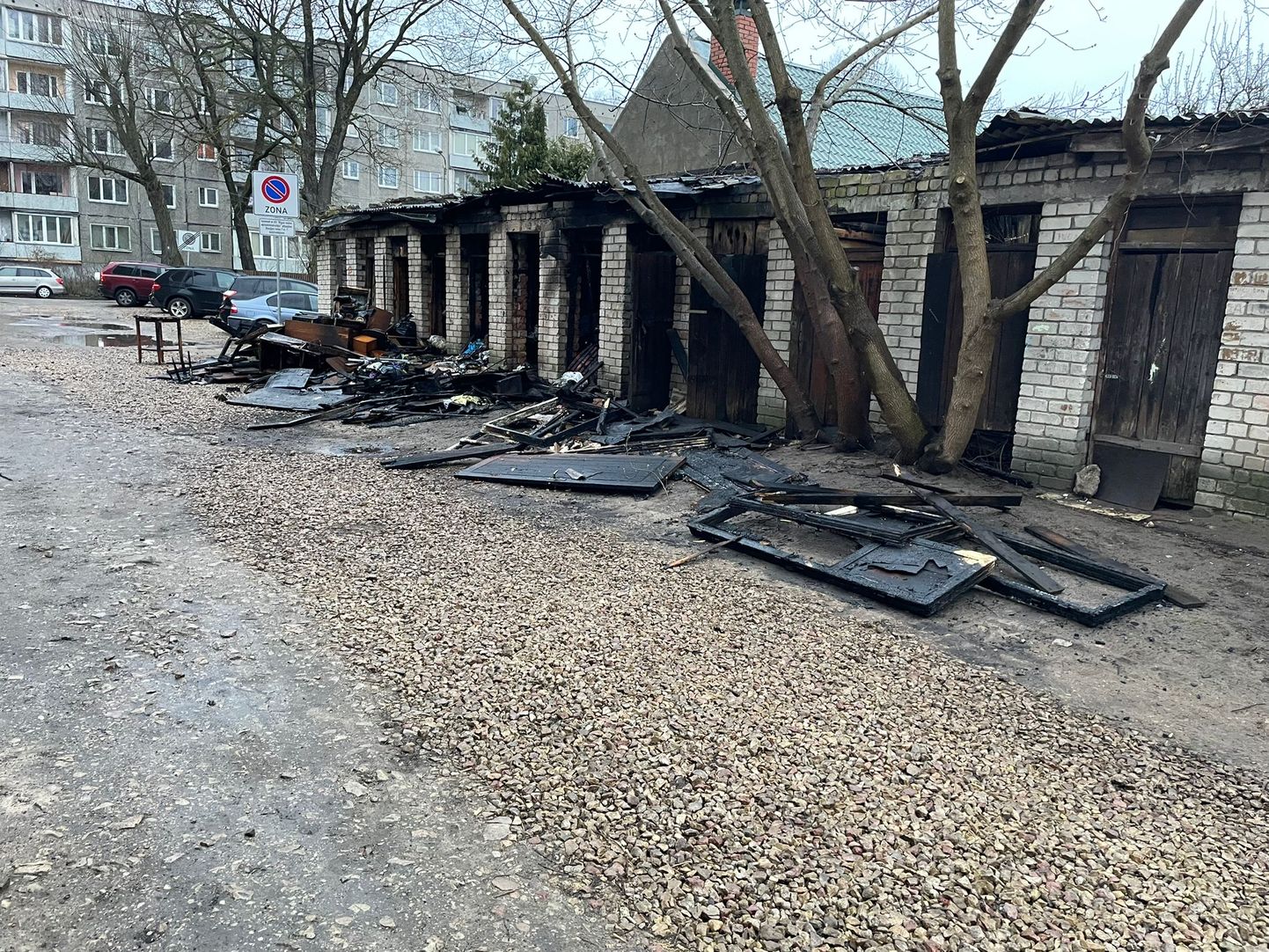 Последствия пожара в сарайчиках по адресу Реньгес, 7 в Риге