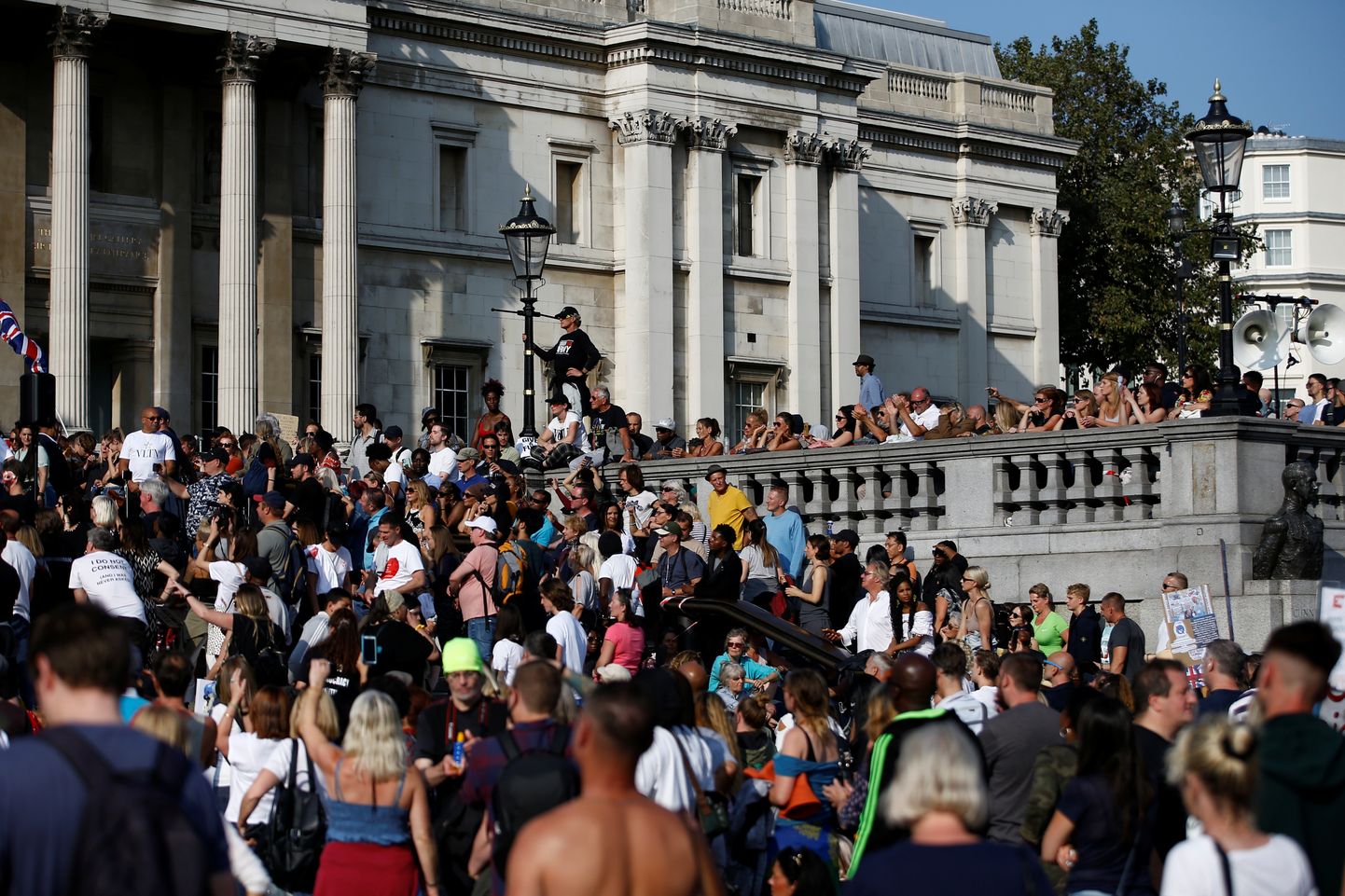 Rahvas avaldab Londonis Trafalgari väljakul meelt valitsuse koroonameetmete vastu 19.septembril 2020.