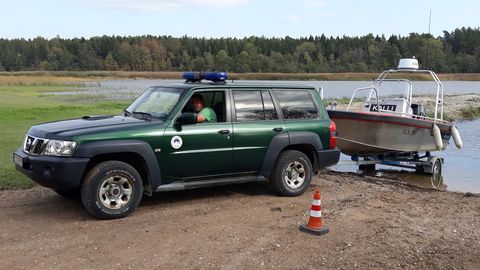 Politseinikud päästsid Pärnu jõest uppumisohtu sattunud mehe