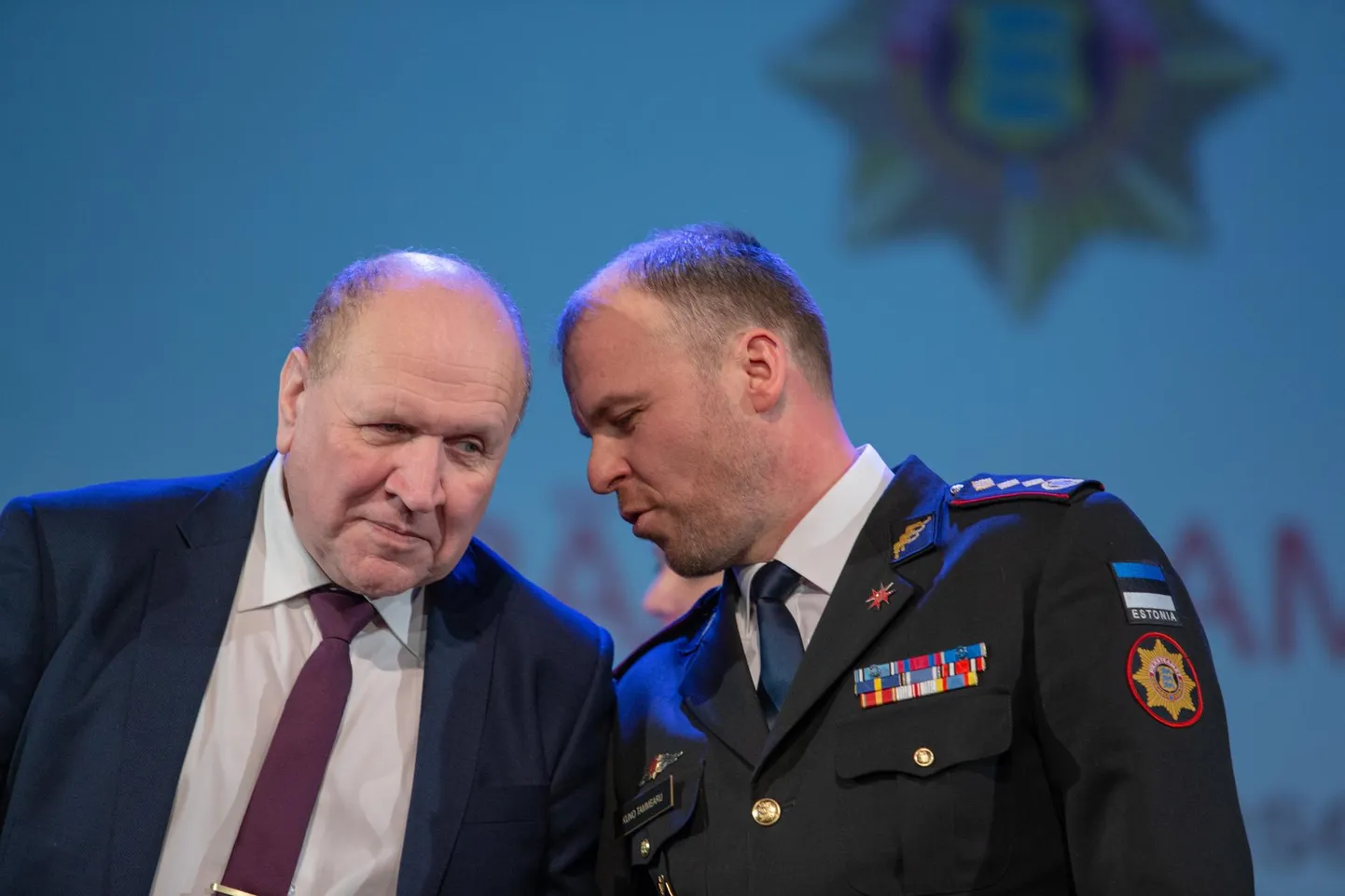 Päästeameti peadirektorit Kuno Tammearu (paremal) premeerib siseminister Mart Helme 3300 euroga tulemusnäitajate saavutamise ja päästeameti kui unistuste tööandja tutvustamise eest.