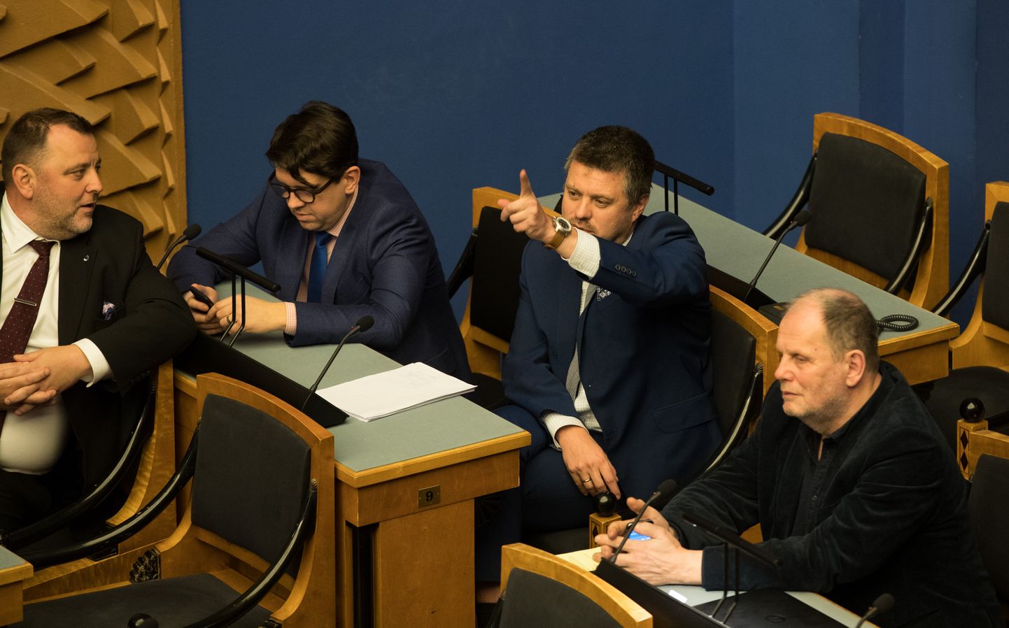 Opositsioonisaadikud andsid riigikogus üle Urmas Reinsalu umbusaldusavalduse.