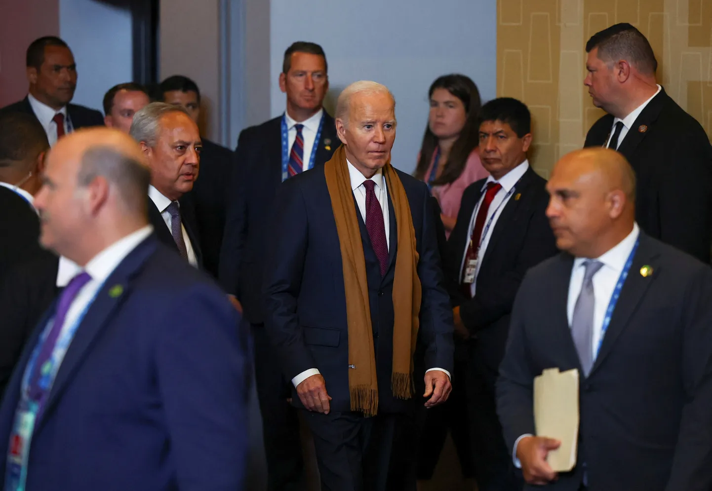 USA president Joe Biden minemas Aasia ja Vaikse ookeani majanduskoostöö foorumi  ühispildile Limas 16. novembril 2024.