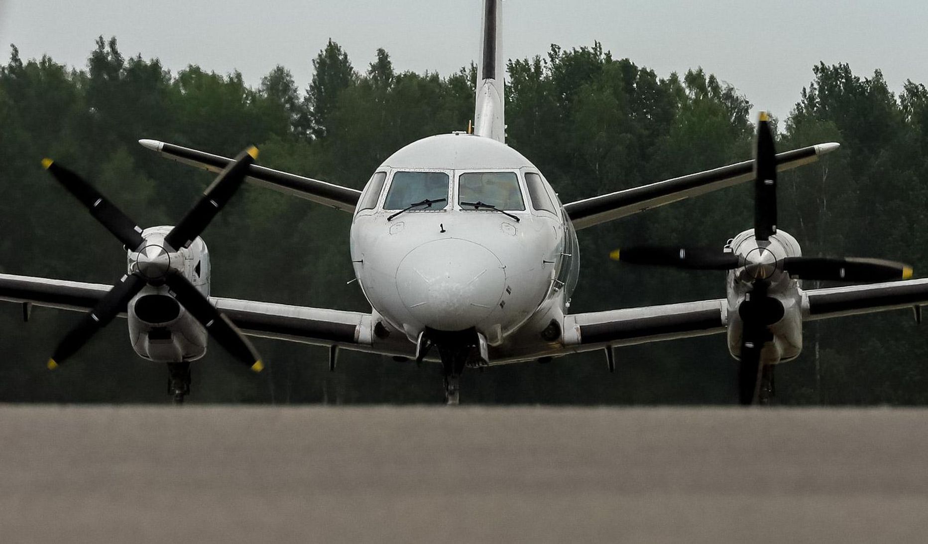 Между Пярну и Хельсинки летает 48-местный самолет ATR-42. Летает, потому что за него платят.