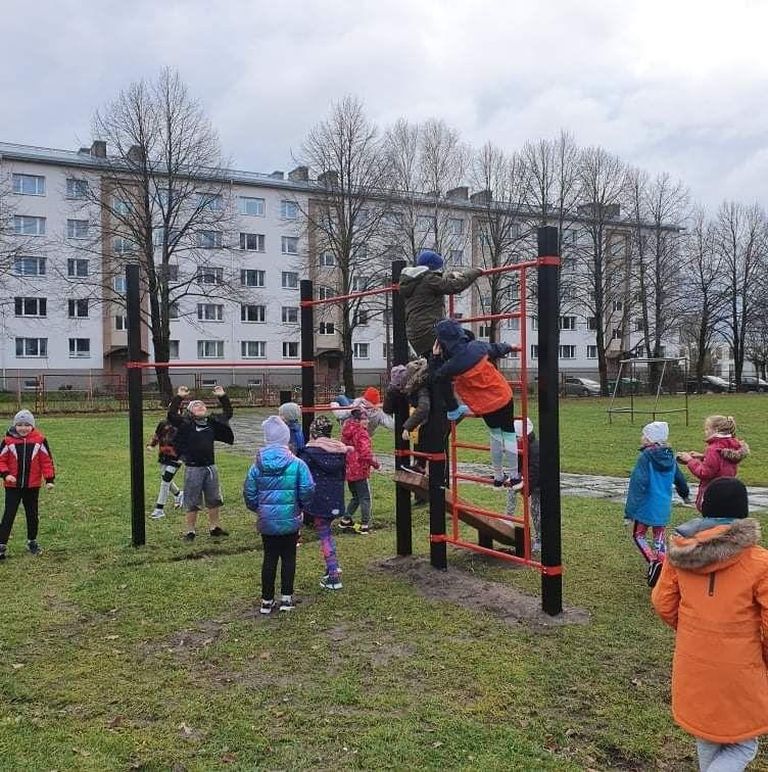 Tammsaare kooli õpilased välijõusaali nautimas.