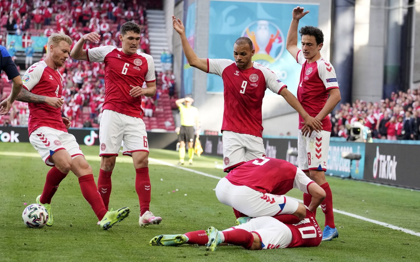 Dānijas futbola izlases zvaigzne Eriksens saļimst spēles laikā.