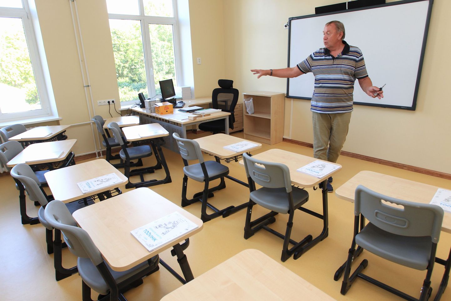 Forseliuse kooli direktor Jüri Sasi näitas renoveeritud esimese klassi ruumi, kus kõik on uus.