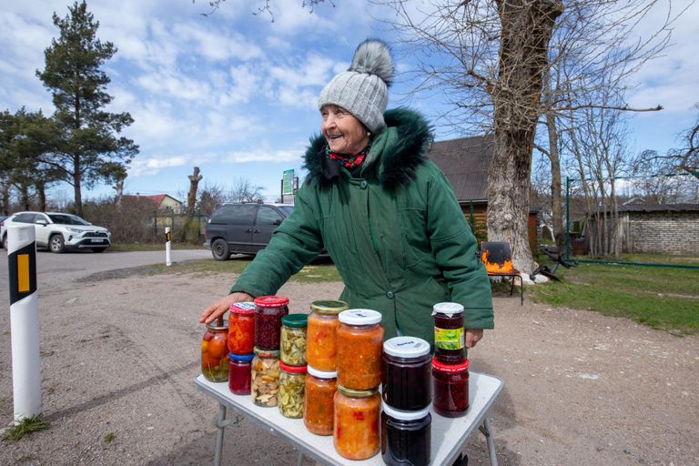 Ljubov müüb tee ääres oma aia saadusi, mis ta on vaaritanud maitsvateks hoidisteks.