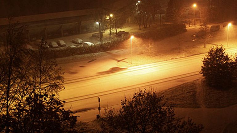 Pirmais sniegs Mežciemā ap plkst. sešiem no rīta, Eizenšteina ielā pie Biķernieku trases. Rīga, 26.oktobris, 2012 