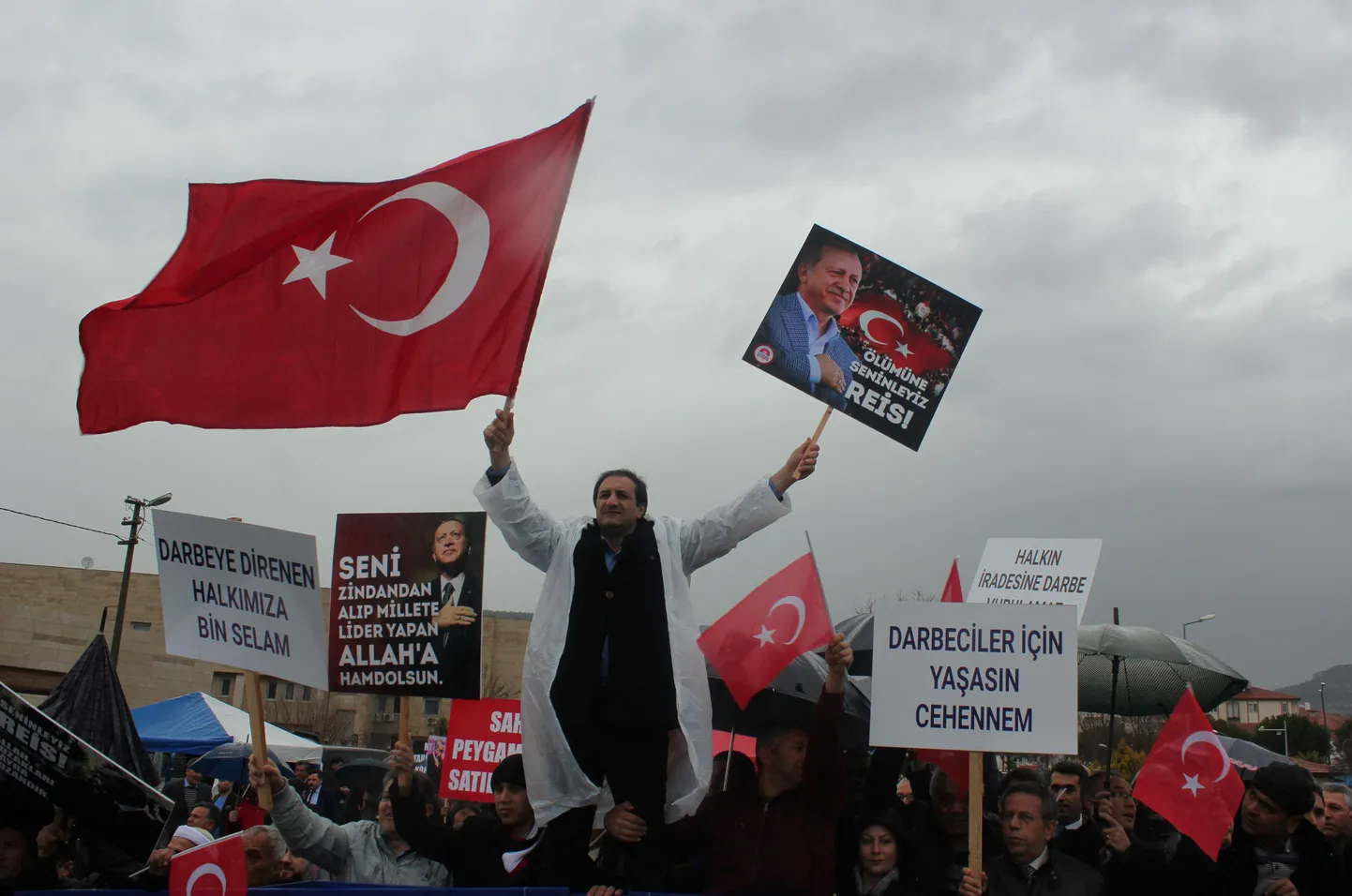 President Recep Tayyip Erdoğani toetajad kohtumaja ees.