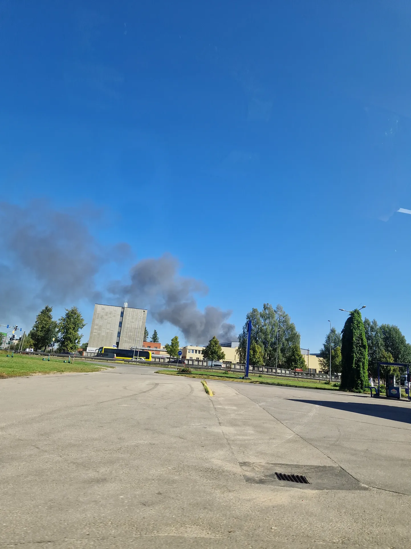 Angārā Rīgā izcēlies ugunsgrēks, notikuma vietā strādā vairāk nekā 30 ugunsdzēsēji glābēji.