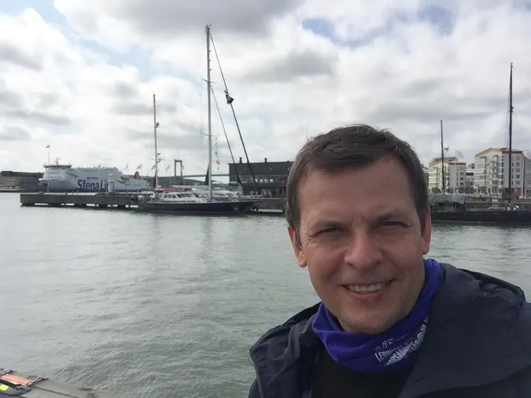 Roman Matkiewitcz võttis möödunud suvel osa ka «Antarktika 200» ekspeditsioonist laevakunstnikuna. Kunstniku selfi Göteborgis, augustikuus 2019.