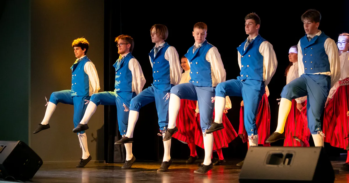 GALERII Riigigümnaasiumide rahvatantsufestivali kontsert