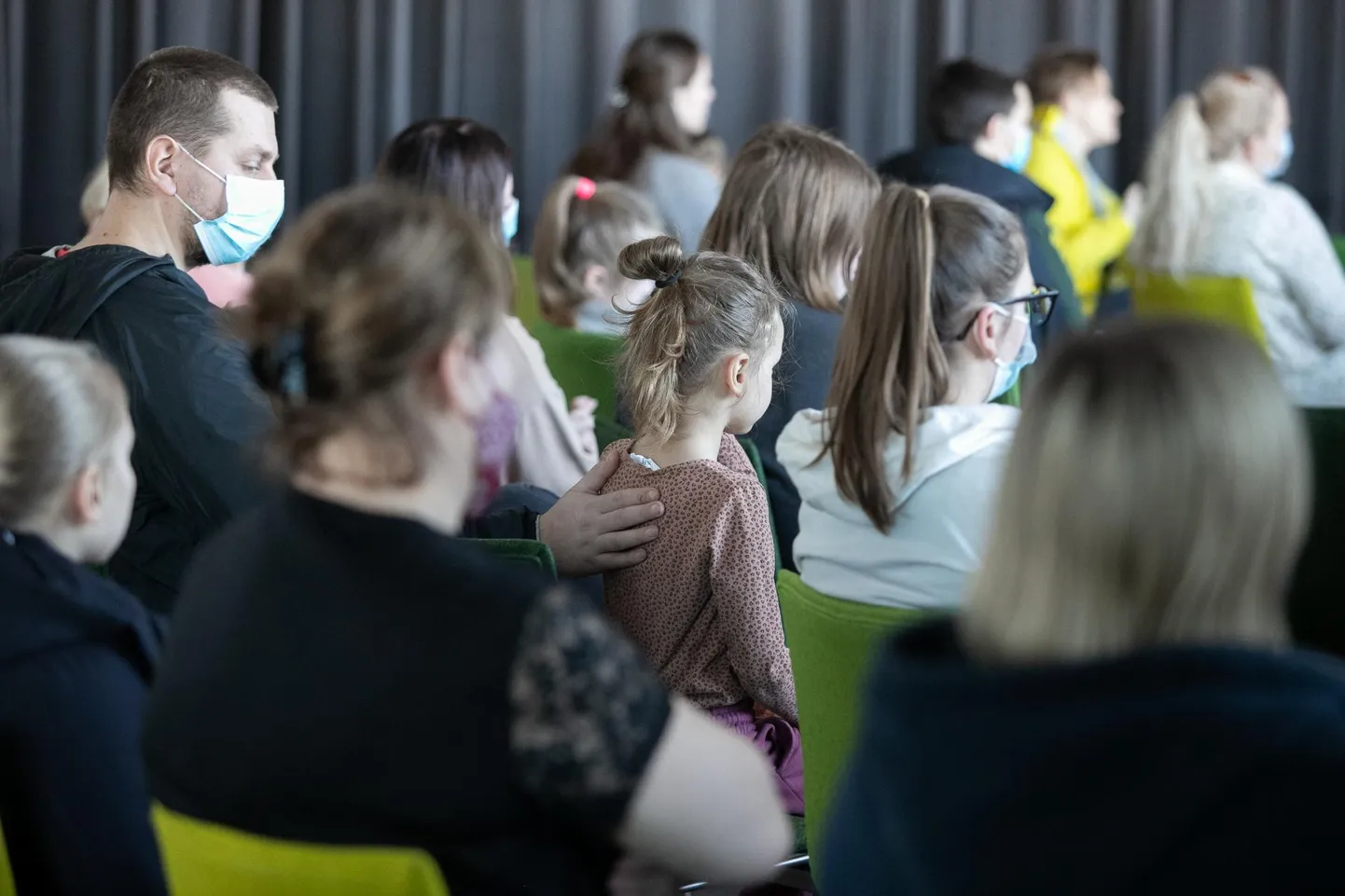 Hoolimata läbielatust jagub peredes hellust. Isa tegi pai oma väiksele tütrele, kes päris kõigest infokoosolekul räägitust aru ei saanud ja kel seepärast pisut igav hakkas.