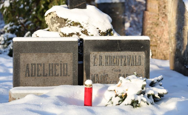 Kreutzwaldi kõrval Raadi kalmistul puhkavad tema abikaasa Marie ja tütar Adelheid.