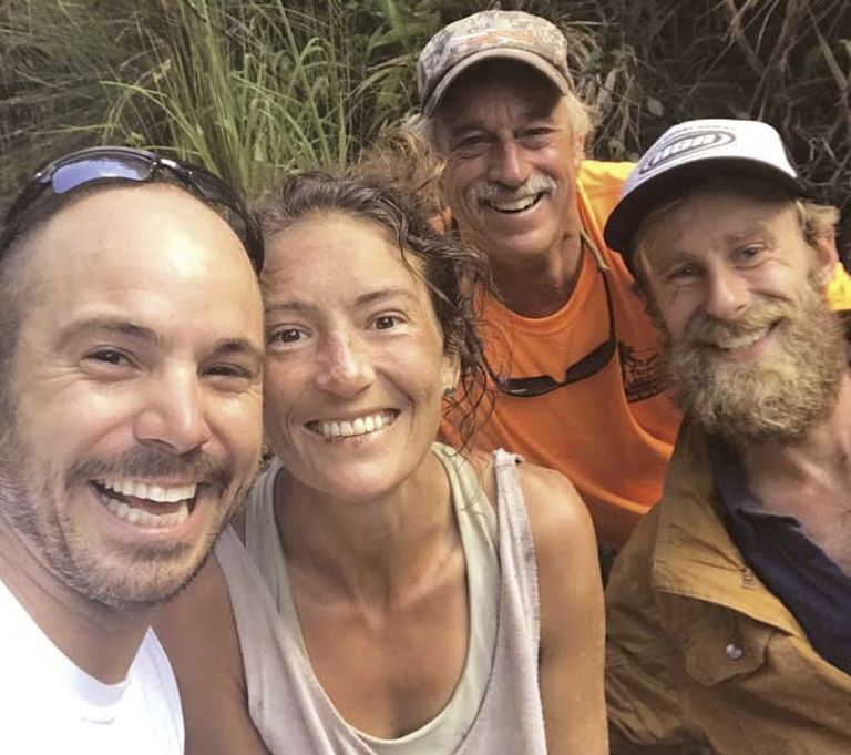 Joogaõpetaja Amanda Eller eksles üle kahe nädala Hawaii džunglis. Pildil koos päästemeeskonnaga