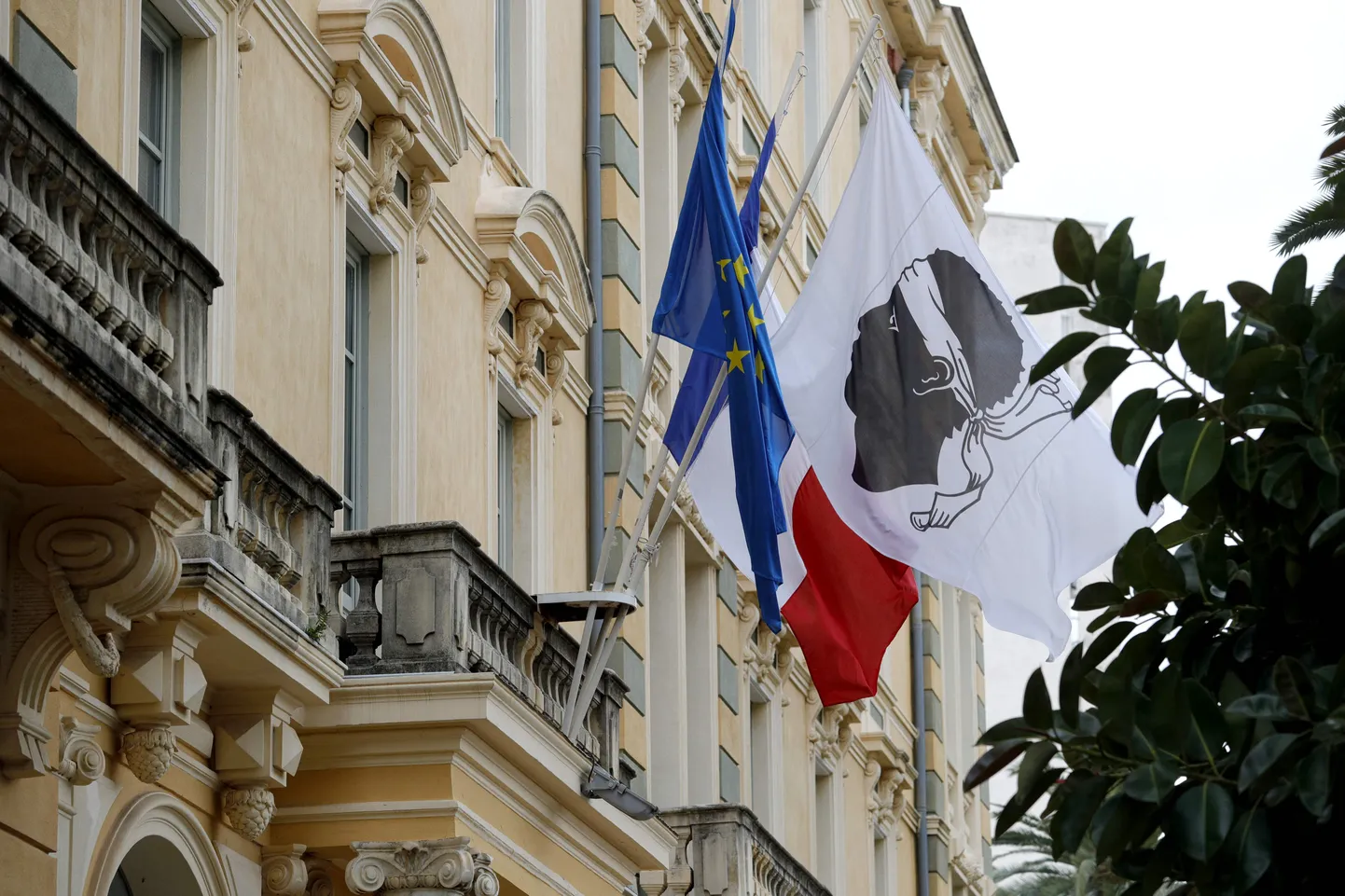 Euroopa Liidu, Korsika ja Prantsusmaa lipud lehvimas.