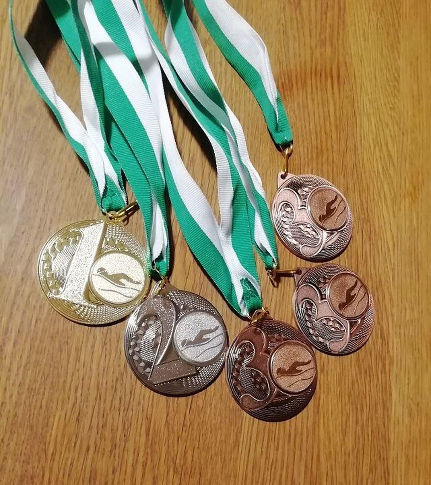 Väike osa pärnakate rikkalikust medalisaagist Soomes Vantaas toimunud ujumisvõistluselt.