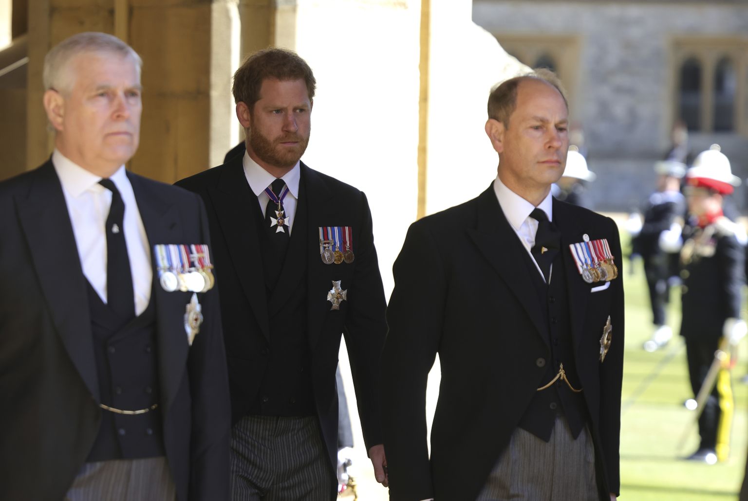 Paremal prints Edward, kuninganna Elizabethi ja prints Philipi noorim poeg. Tema taga seisab prints Harry ja kõrval prints Andrew.