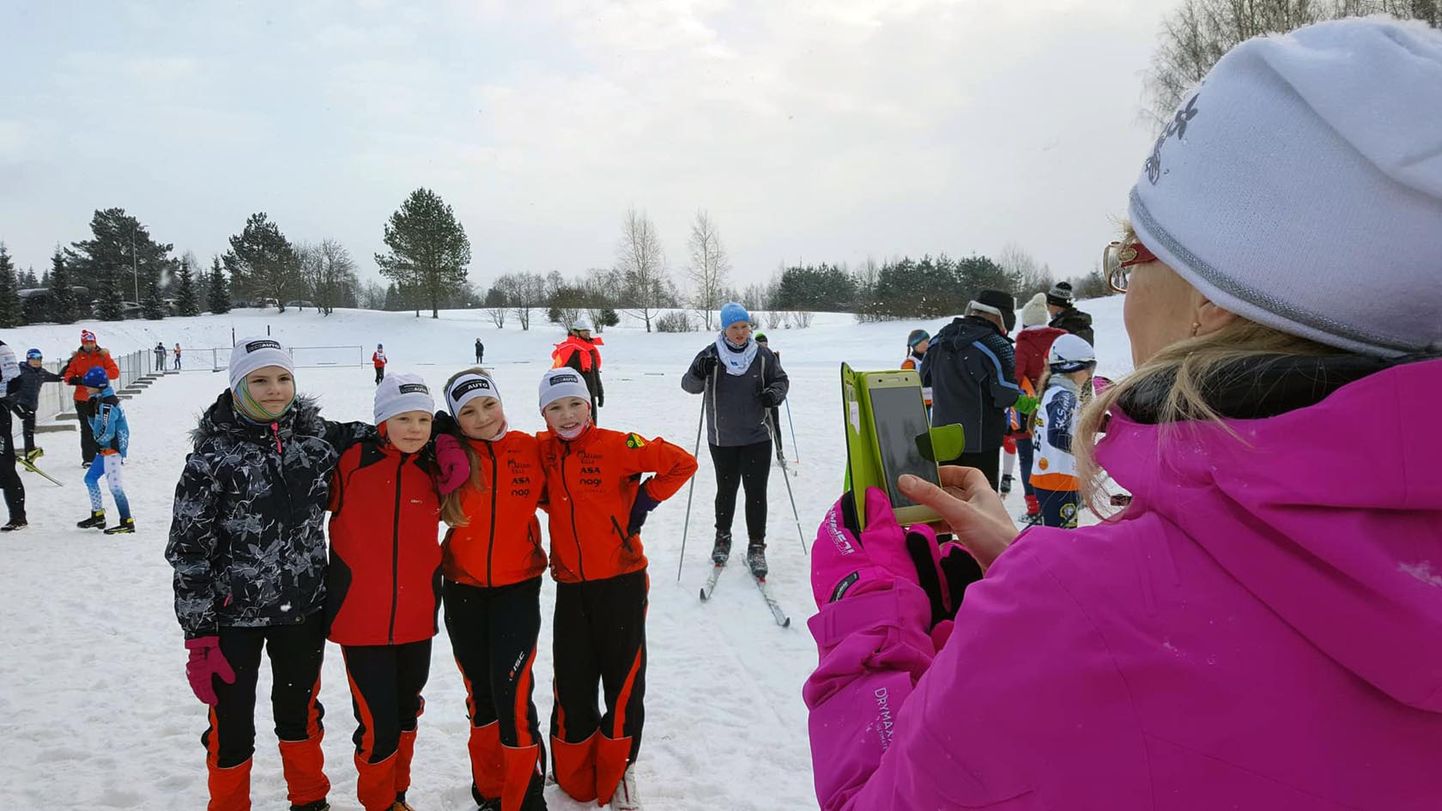 RR suusaklubi noored Karmel-Lota Oro (vasakult, N11 klassis 14. kohal), Kerli Kleitsman (11.), Christina Rohi (10.) ja Anete-Liselle Kirsipuu (28.) noortesarja teisel osavõistlusel. Võistlusmelu ja grupifotod.