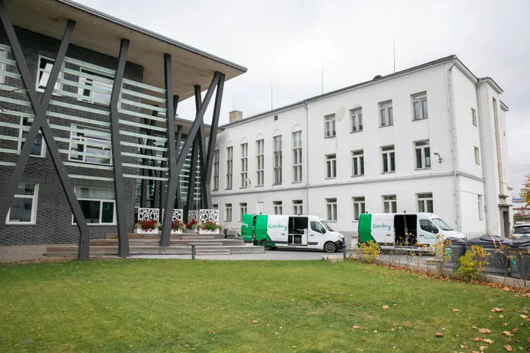 Rakvere linnavalitsuse hoone kolmandalt korruselt tassiti sisustust.