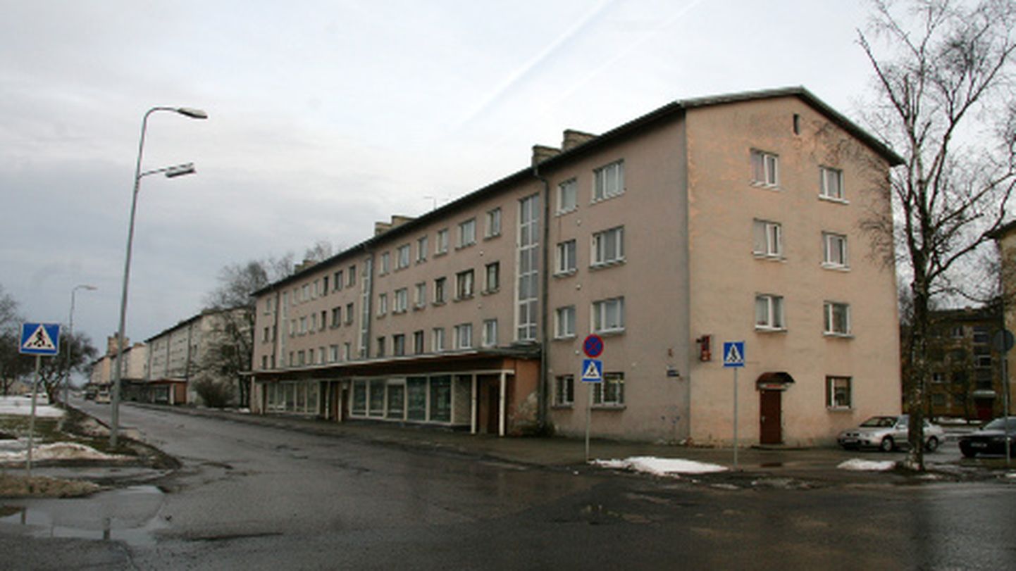 Kohtla-Järvel asuv korteriühistu Järveküla tee 58 on esimene, kes probleemse korteri riigile üle andis.