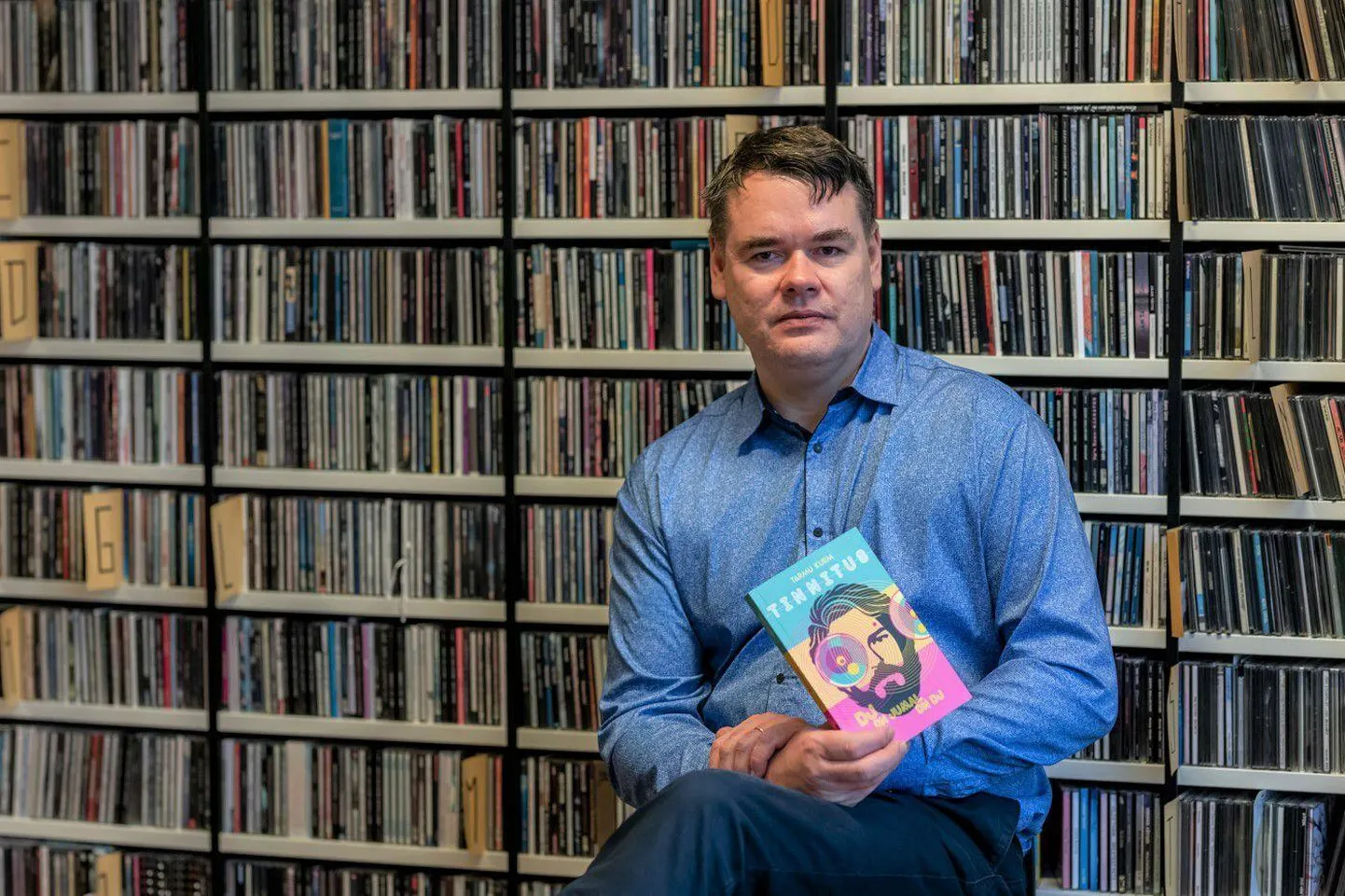 «Tinnitus. DJ on jumal on DJ» on Tarmu Kurmi teine raamat. Debüütteos «Kahe matuse vahel» ilmus 2022. aasta kevadel.