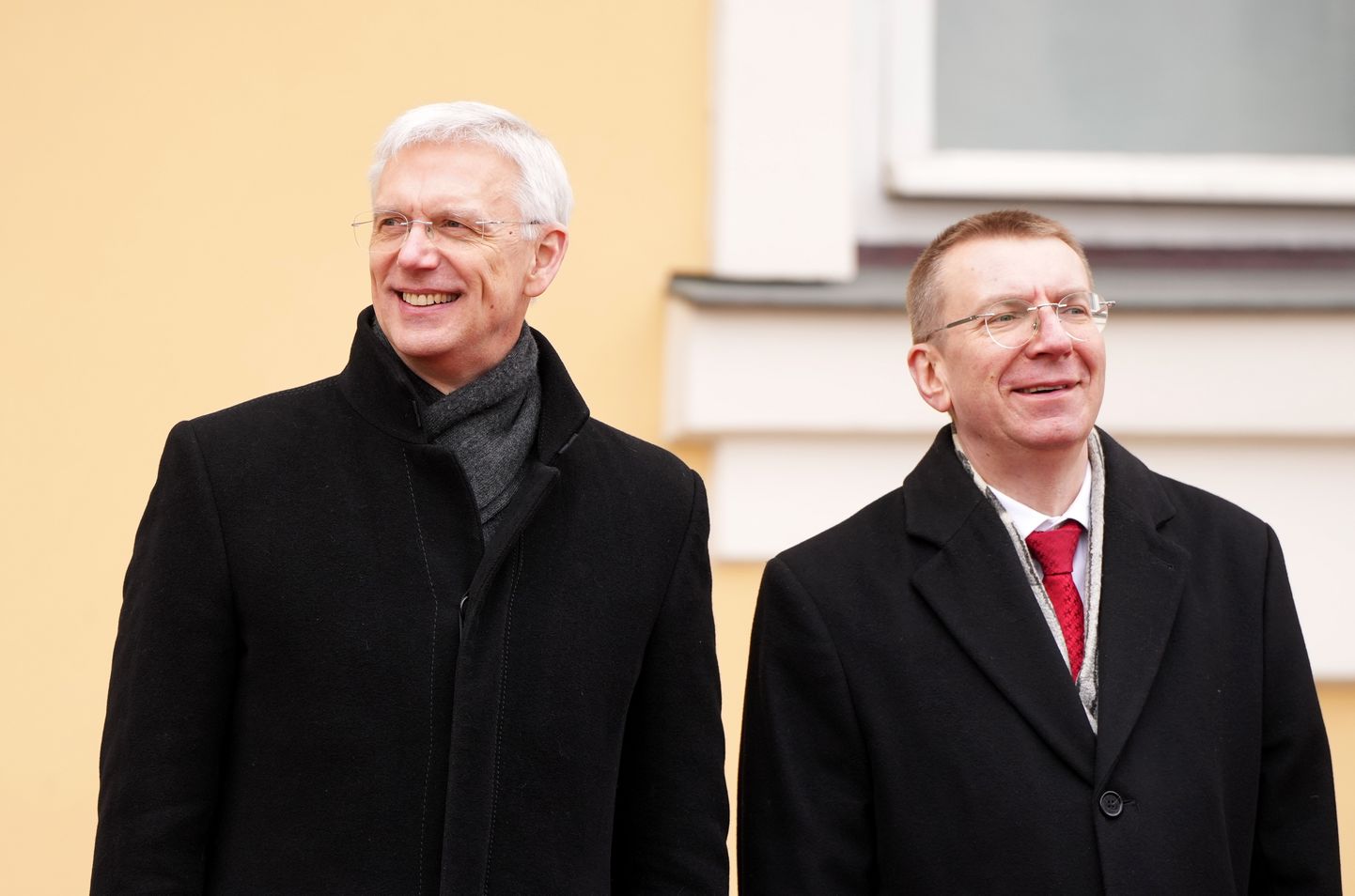 Ministru prezidents Krišjānis Kariņš (no kreisās) un ārlietu ministrs Edgars Rinkēvičs piedalās Maltas prezidenta svinīgajā sagaidīšanas ceremonijā pie Rīgas pils.